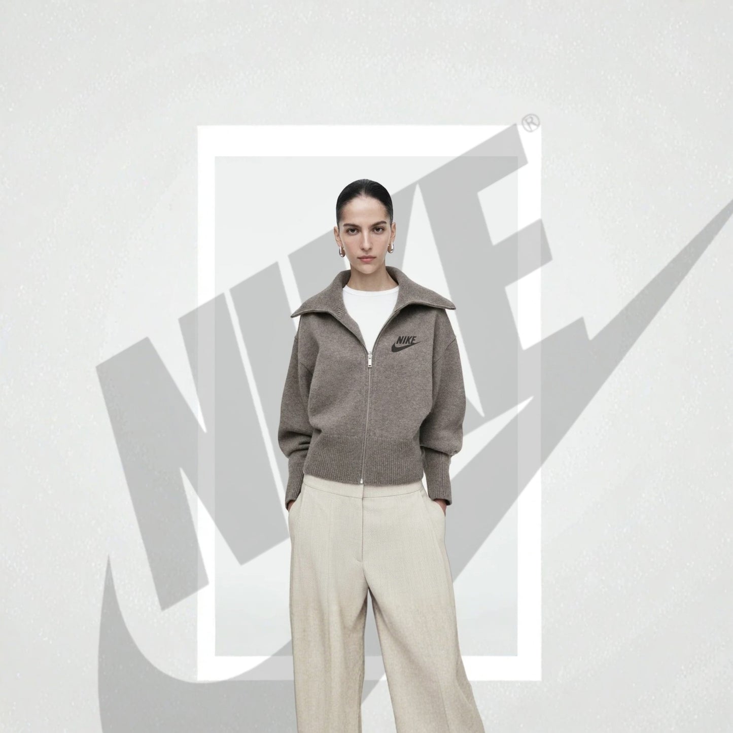 NKE - Maglione Elegante con Collo Alto.