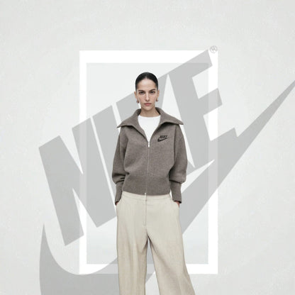 NKE - Maglione Elegante con Collo Alto.