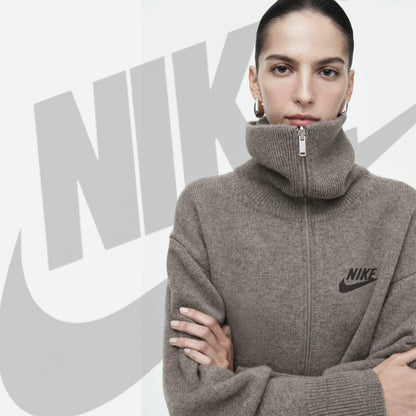 NKE - Maglione Elegante con Collo Alto.