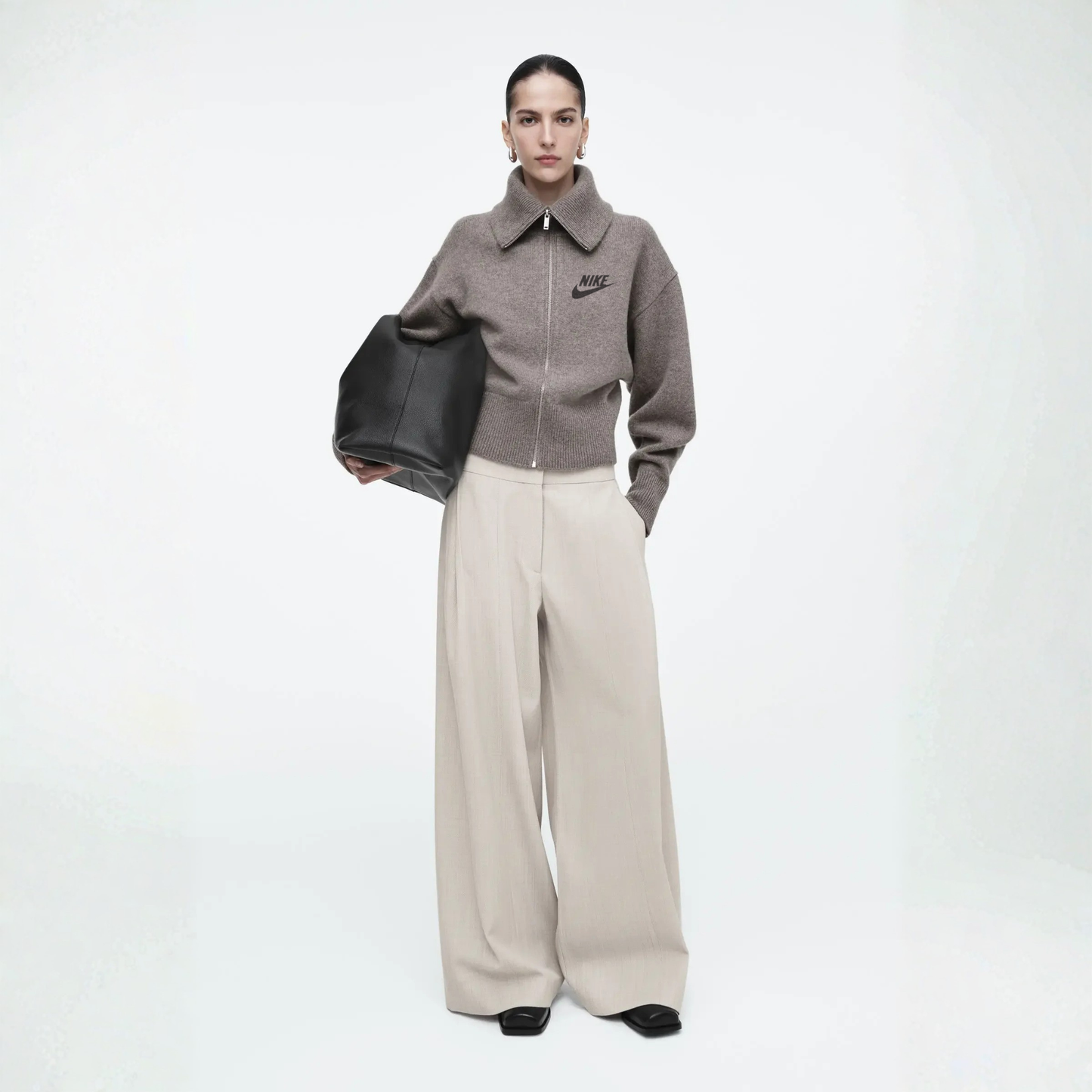 NKE - Maglione Elegante con Collo Alto.
