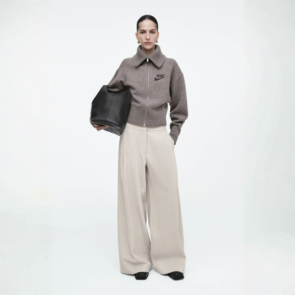 NKE - Maglione Elegante con Collo Alto.