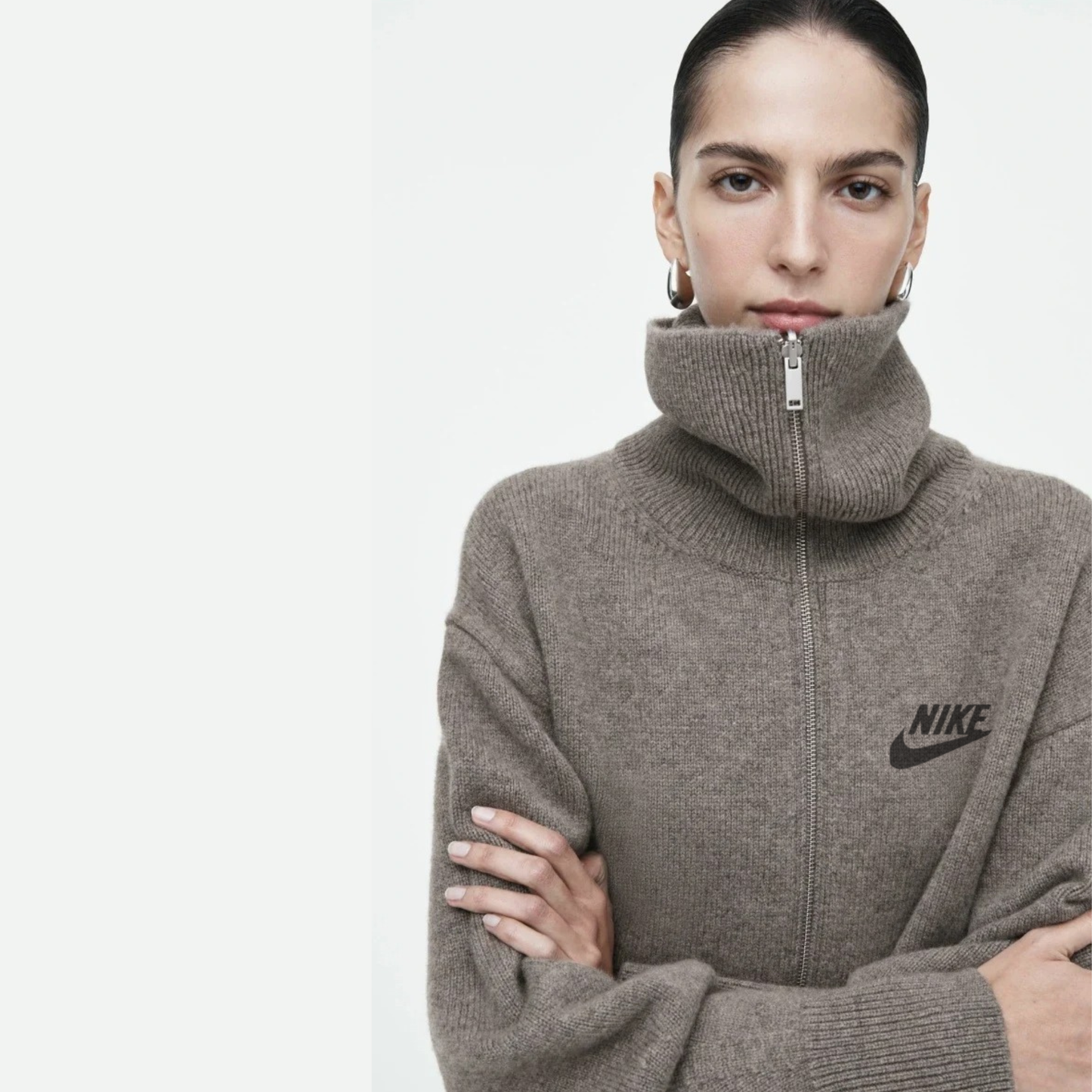 NKE - Maglione Elegante con Collo Alto.