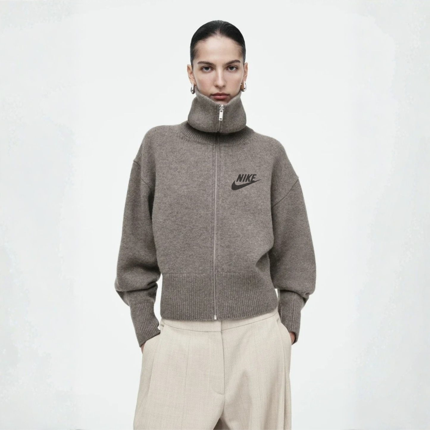 NKE - Maglione Elegante con Collo Alto.