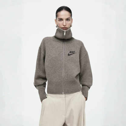 NKE - Maglione Elegante con Collo Alto.